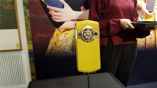 Pancaran Kemewahan Ponsel Berhias Emas 18K