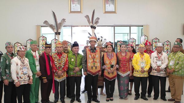 Jokowi Dianugerahi Gelar Raja Dayak