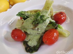 Resep Salad: Grilled Romaine Lettuce with Roasted Garlic Dressing