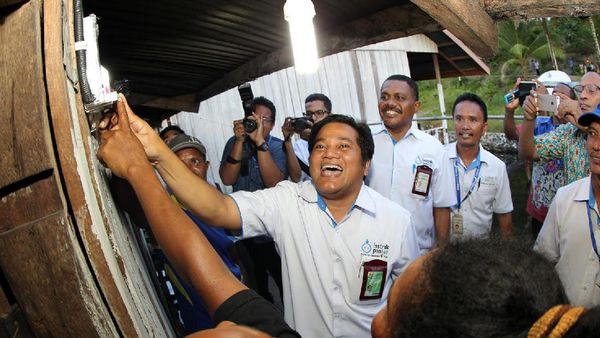 PLN Terangi Kampung Puay dan Yokiwa di Papua