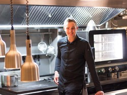 Wouw! Restoran Ini Hanya Punya Satu Orang Pegawai Saja