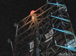 Hingga Malam, Pria Diduga Agustinus Belum Turun dari Tiang Baliho di Harmoni