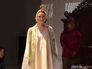 Foto: Koleksi Era Soekamto di IPMI Trend Show 2017 Foto: Koleksi Era Soekamto di IPMI Trend Show 2017