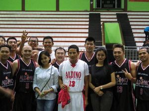 Hadiri Laga Basket, Sandiaga Cetak Three Point dan Buat Heboh Pendukung