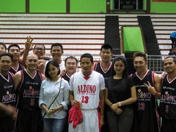 Hadiri Laga Basket, Sandiaga Cetak Three Point dan Buat Heboh Pendukung