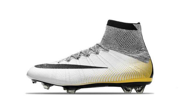 Ronaldo dan Alasannya Jarang Memakai Sepatu Hitam