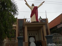 Dua Patung Raksasa Berdiri di Gereja Desa Pancasila Lamongan