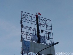 Tak Ada Kapoknya, Pria Diduga Agustinus Kini Panjat Baliho di Harmoni