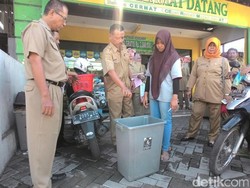 Temukan Makanan Kadaluwarsa, Petugas Diprotes Pedagang Saat Razia Mamin