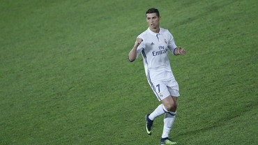Ronaldo dan Alasannya Jarang Memakai Sepatu Hitam Ronaldo dan Alasannya Jarang Memakai Sepatu Hitam