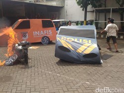 Simulasi Demo di Kantor Polisi, Mobil-mobil Dibakar