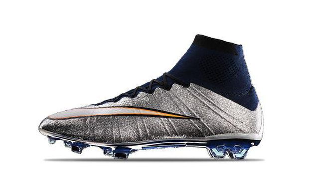 Ronaldo dan Alasannya Jarang Memakai Sepatu Hitam