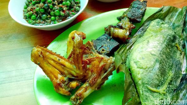 Gurih Pedas, Ayam Goreng dengan Dua Sambal Sunda