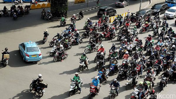Arus Lalu Lintas di Perempatan Matraman Semrawut