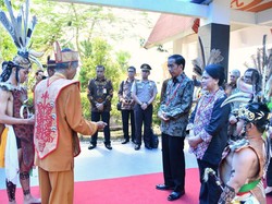 Jokowi Terima Gelar Raja Dayak di Kalteng