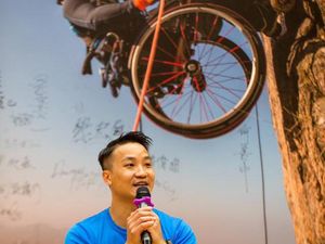 Pria Ini Sukses Panjat Tebing Setinggi 495 Meter dengan Kursi Roda