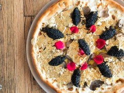Pizza Bertabur Serpihan Emas 24 Karat Ini Harganya Rp. 26 Juta