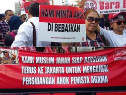 Perang Spanduk Ramaikan Sidang Ahok