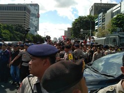 Warga Memenuhi Jl Gajah Mada saat Tonton Sidang Ahok, Lalin Tersendat