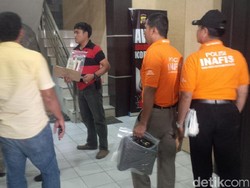 Polisi Bawa Barang Bukti dari Rumah Terduga Teroris Sumut ke Polda