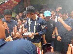 Sapa Warga Cengkareng, Agus Yudhoyono Cicipi Serabi