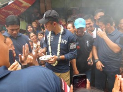 Sapa Warga Cengkareng, Agus Yudhoyono Cicipi Serabi