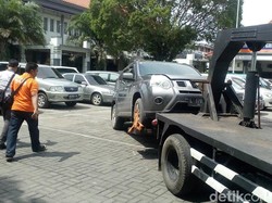 Mobil Misterius Sebulan Terparkir di RS Gatoel Milik Warga Surabaya