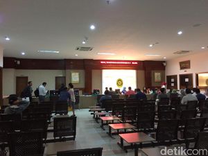 Cegah Pertemuan Ilegal di Luar Sidang, PN Jakpus Terapkan Pelayanan Satu Pintu Cegah Pertemuan Ilegal di Luar Sidang, PN Jakpus Terapkan Pelayanan Satu Pintu