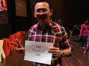 Kena Iseng Relawan, Ahok Pegang Kertas Bertuliskan Om Telolet Om