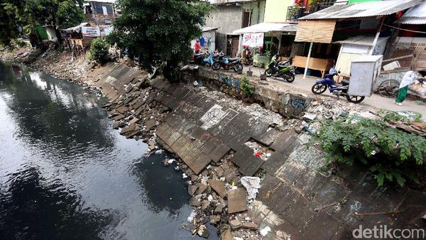 Kondisi Dinding Sungai Palmerah Memprihatinkan