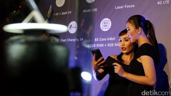 Ponsel Jagoan Bertenaga Prosesor 10 Core!