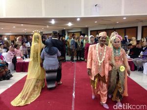 100 Pengantin Nikah Massal Malu-malu Saat Diwajibkan Bergaya
