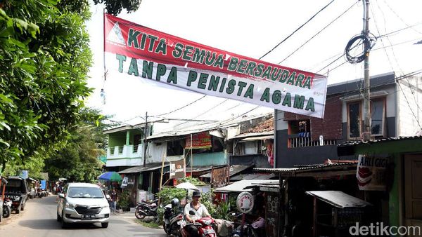 Spanduk Kita Semua Bersaudara Bertebaran di Jalan Palmerah