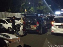 Puluhan Ban Mobil di Jalan Asia Afrika Senayan Dikempiskan Orang Tak Dikenal