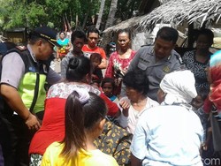 Pohon Kelapa Roboh Timpa Rumah, Ibu dan Anaknya Luka