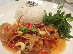 Thai Chili Chicken hingga Burger Disajikan untuk Meriahkan Natal dan Tahun Baru