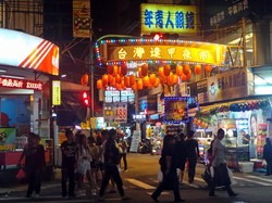 Blusukan Seru Jelajahi Fengjia Night Market di Taiwan