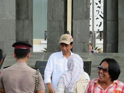Ketika Jokowi Jadi Sasaran Selfie Warga Perbatasan di Entikong