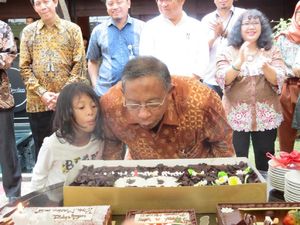 Ultah ke-68, Darmin Dapat Kejutan dari Cucu dan Pegawai Kemenko