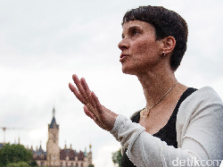 Adolfina dengan Senyum Berbahaya