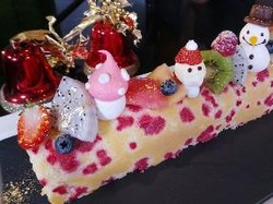 Menu Natal: Kesegaran Strawberry dalam Roll Cake dan Mousse Spesial