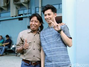 Mastur Kenang Serunya Ikut Lomba Panjat Pinang