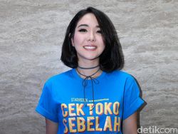 Happy As Always! Gisel Senyum Terus
