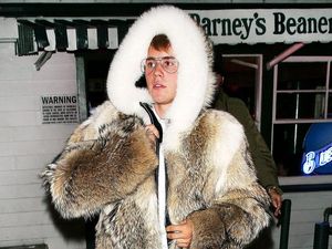 Pakai Jaket Bulu Tebal, Justin Bieber Disebut Kekanakan dan Suka Pamer