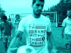 Luis Suarez Bintangi Video Musik Sebuah Band Uruguay