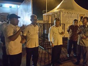 Sebelum Diresmikan Jokowi, Menteri PUPR Tinjau PLBN Entikong Malam-malam
