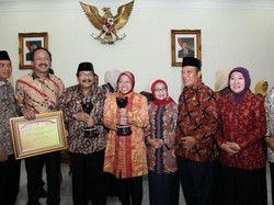 Ini Kode Pakde Karwo Tantang Risma Maju Pilgub Jatim?