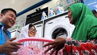 Cuci Pakaian Gratis untuk Korban Gempa Aceh