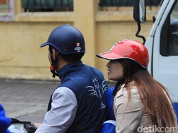 Helm Cetok Favorit Orang Hanoi, Vietnam