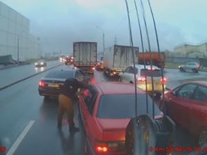 Kesal Dipotong Jalannya, Pengendara Mercy Semprotkan Lada ke Penyalipnya